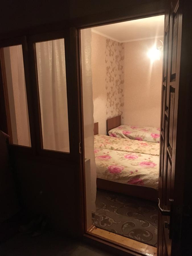 Homestay On Akademika Sakharova Сухумі Екстер'єр фото