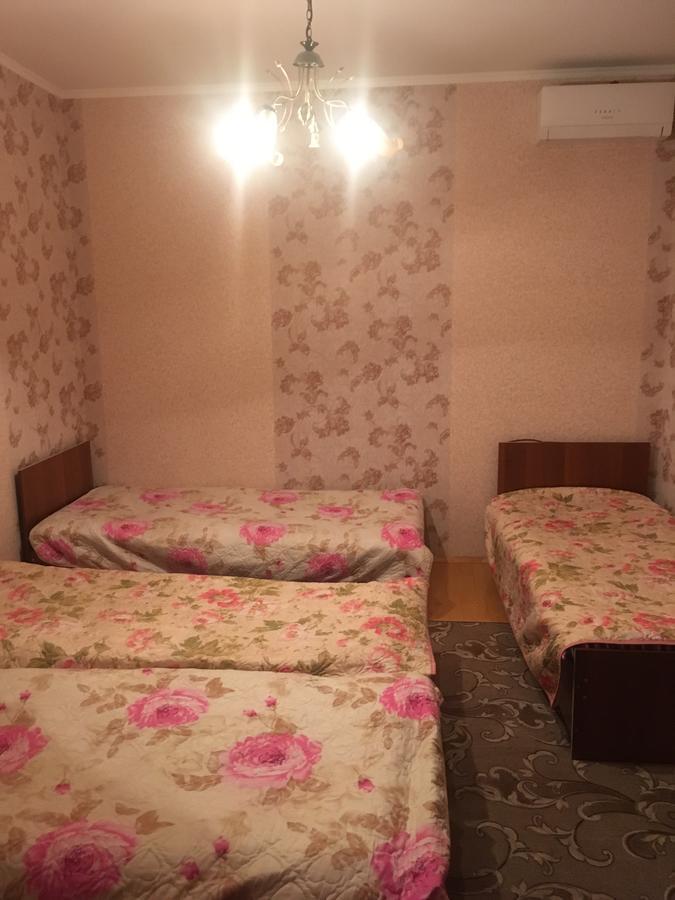 Homestay On Akademika Sakharova Сухумі Екстер'єр фото